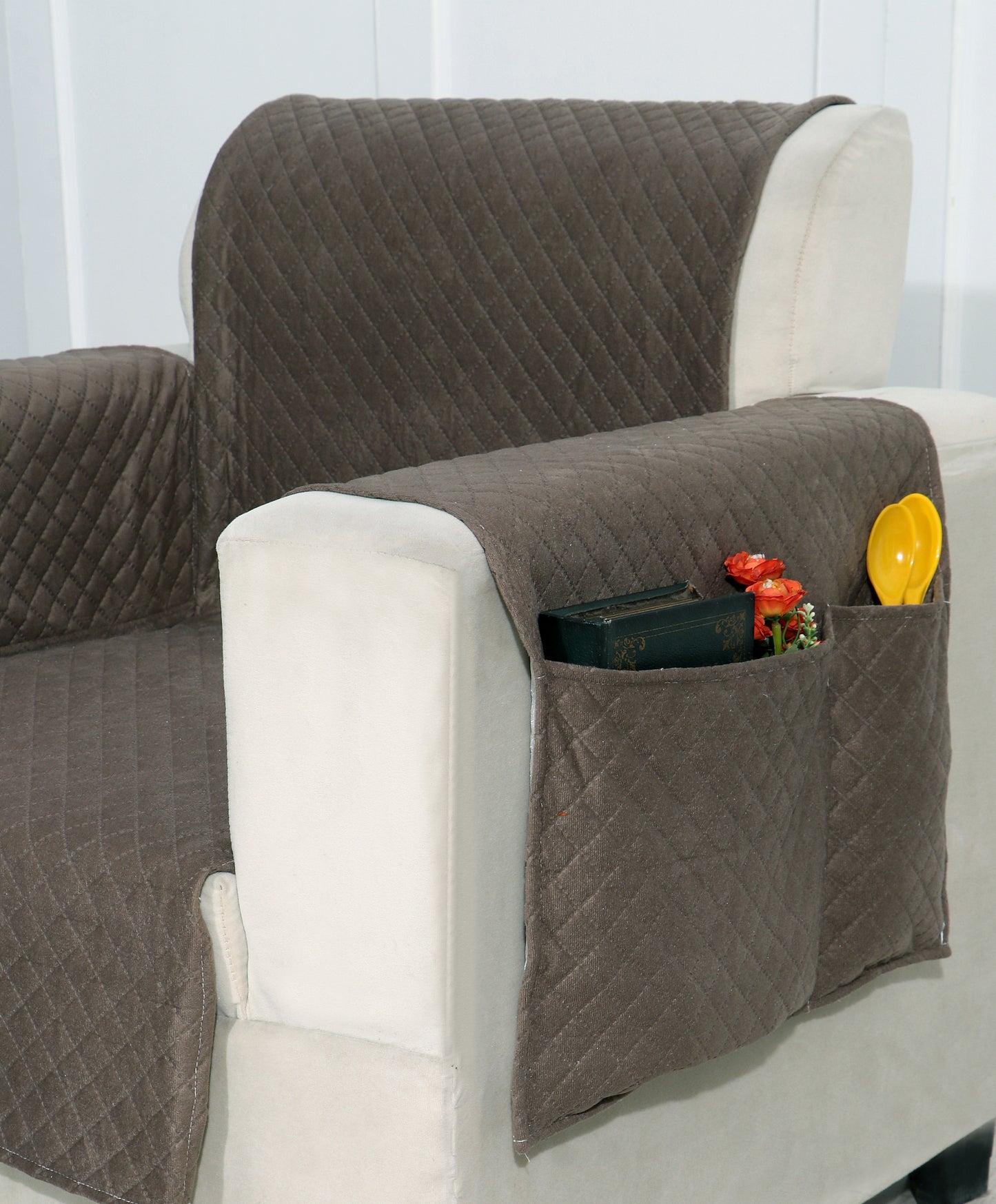 FABRIGAANZA Quilted Sofa Cover | Premium Armchair Protector with Anti-Slip Backing and Side Pockets, Soft & Washable Fabric | Ideal for Homes with Pets, Kids, Daily Use - Solid Beige